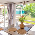 Blue Grass Ranch - Mobilhome Cactus & Jacuzzi אתר קמפינג *